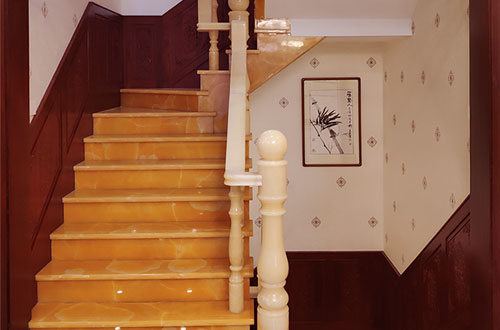 弥勒中式别墅室内汉白玉石楼梯的定制安装装饰效果
